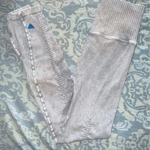 🍁SOLD🍁FP High -Rise 7/8 Length Good Karma Leggings Sz. Xs/s Color: Ice Grey - Picture 7 of 8